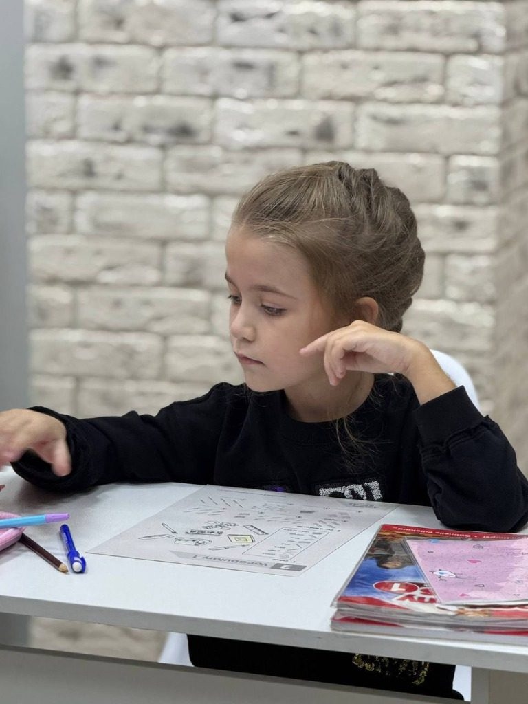 Ученица начальных классов на уроке английского языка